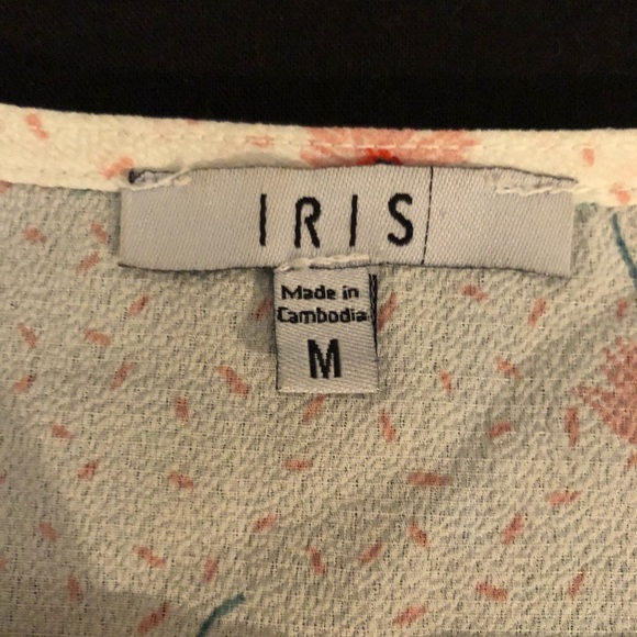 Dainty flowered Iris Top XO - Picture 5 of 7